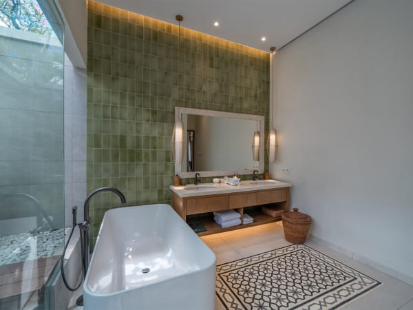 Villa Emmy - Bedroom three ensuite bathroom